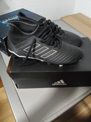 Zapatos de fútbol Adidas negros