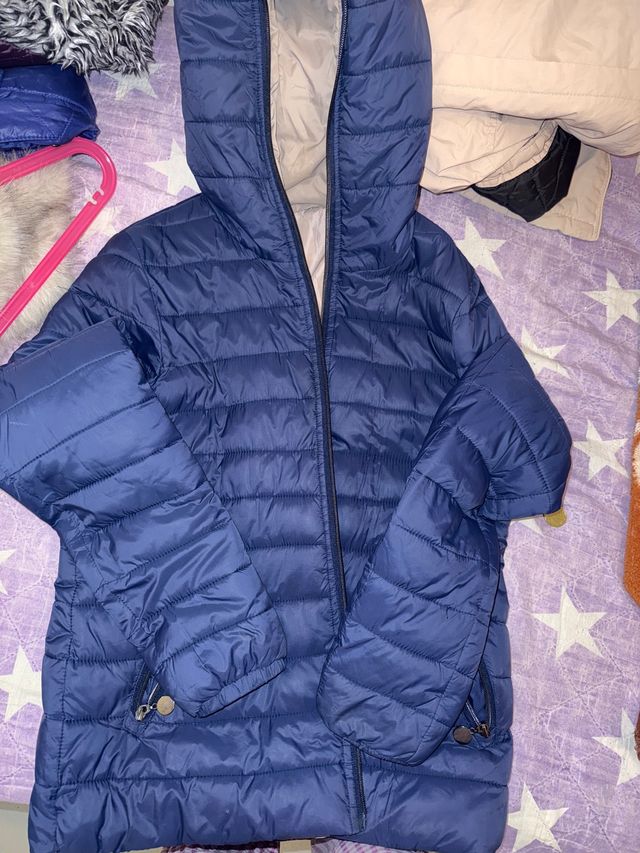 Chaqueta azul con capucha