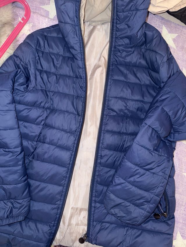 Chaqueta azul con capucha