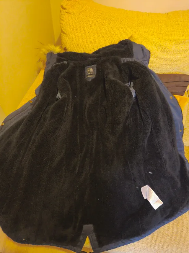 Parka azul oscura con capucha