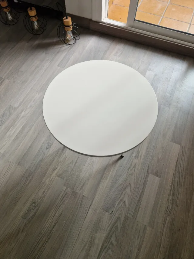 Mesita redonda blanca