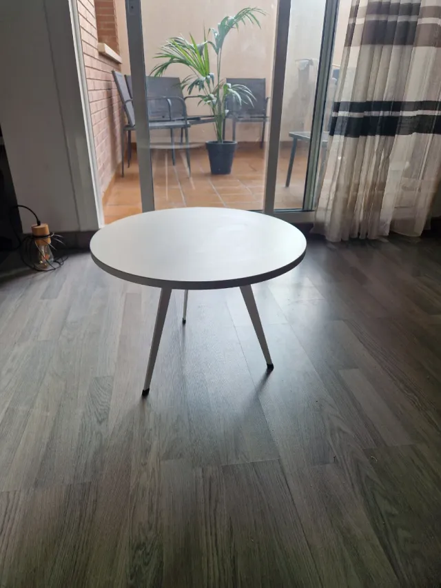 Mesita redonda blanca