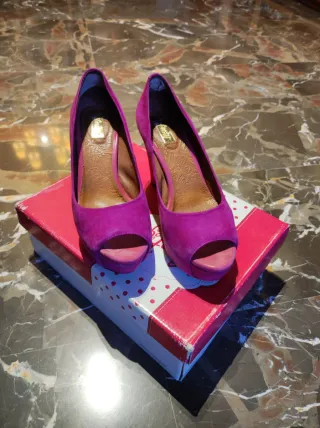 Zapatos ante de tacón peep toe color buganvilla