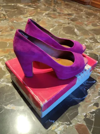 Zapatos ante de tacón peep toe color buganvilla