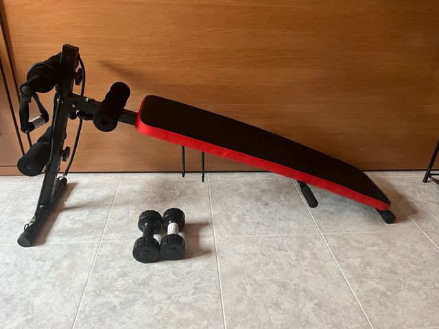 Banco de abdominales y pesas