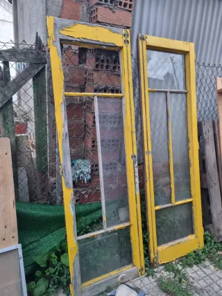 Puertas antiguas de madera amarillas