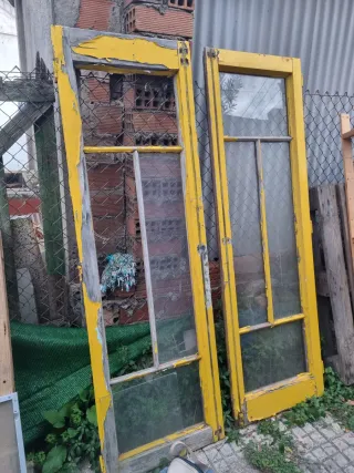 Puertas antiguas de madera amarillas