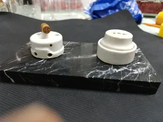 Conmutador y enchufe de porcelana