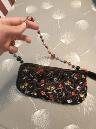 Bolso de mano con abalorios