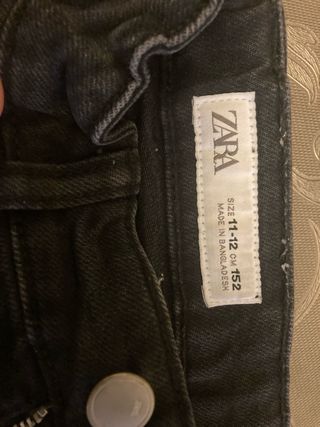 Pantalón vaquero negro adornado talla 11/12