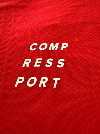 Camiseta Compressport Roja