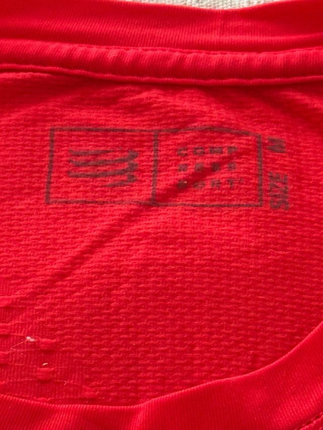 Camiseta Compressport Roja