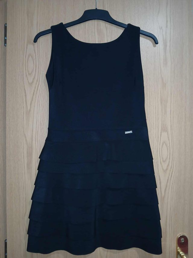 Vestido negro elegante con vuelo y volantes