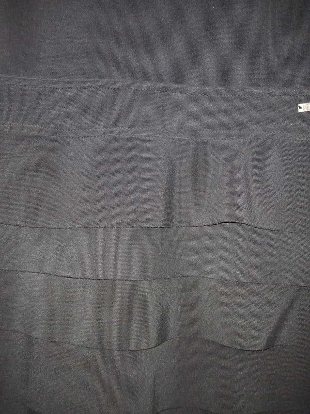 Vestido negro elegante con vuelo y volantes