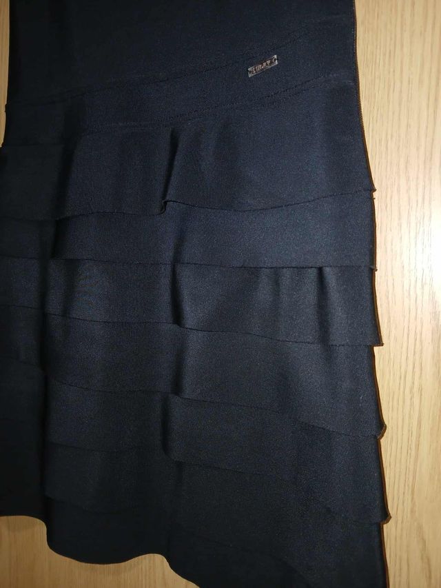 Vestido negro elegante con vuelo y volantes