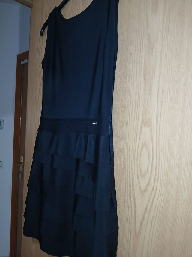 Vestido negro elegante con vuelo y volantes