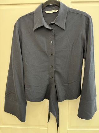 Camisa Zara azul con nudo