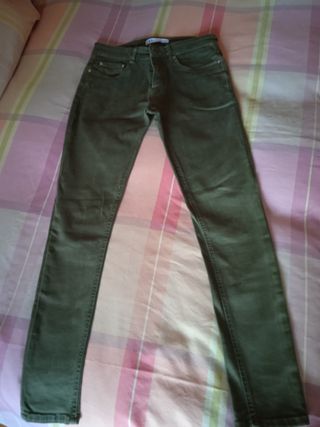 Pantalón vaquero Zara verde oliva