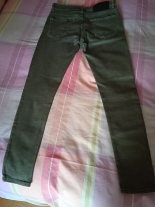 Pantalón vaquero Zara verde oliva