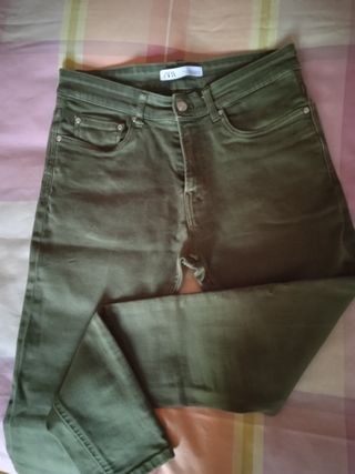 Pantalón vaquero Zara verde oliva