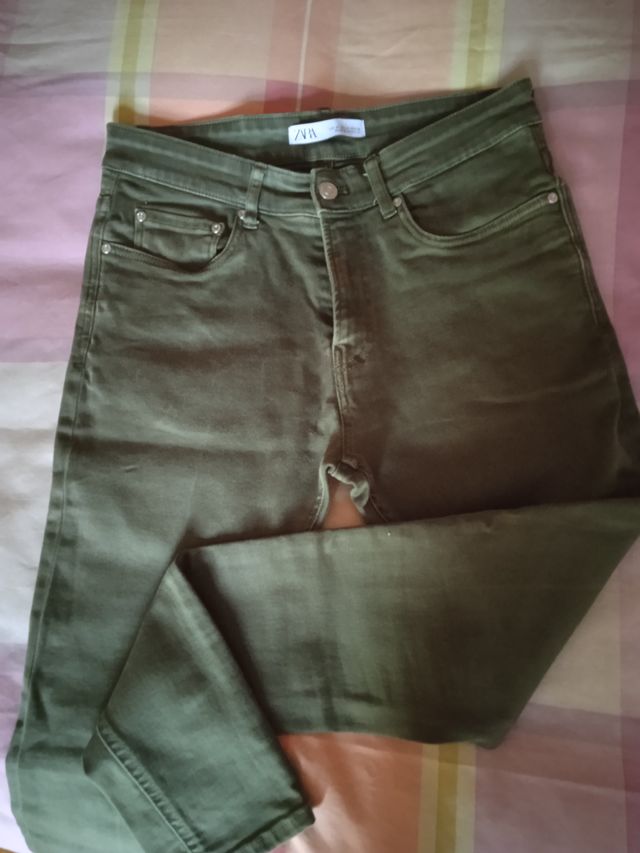 Pantalón vaquero Zara verde oliva
