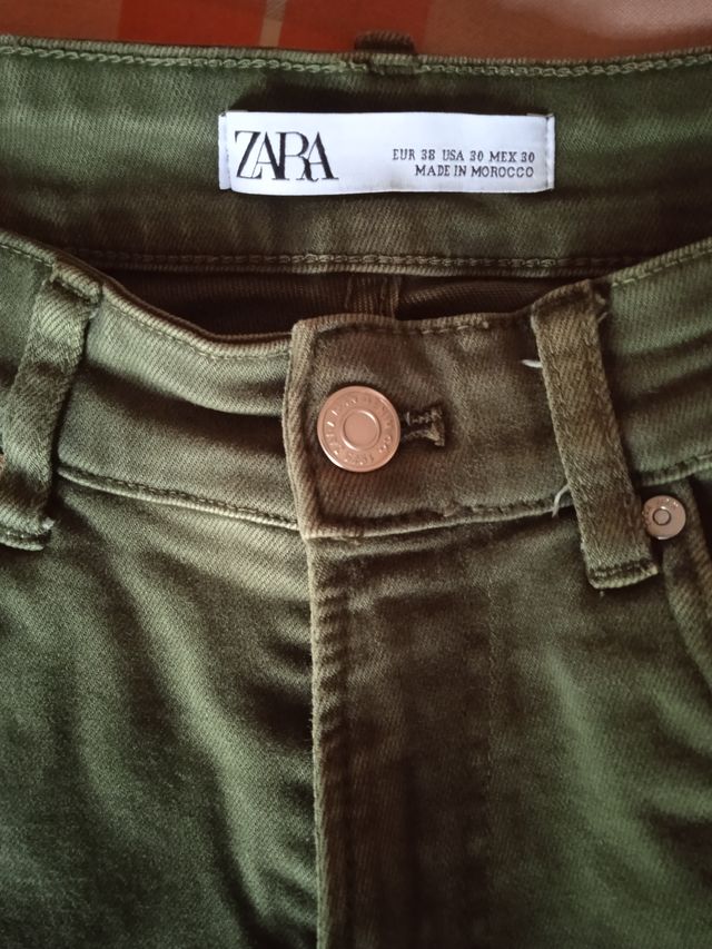 Pantalón vaquero Zara verde oliva
