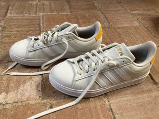 Zapatillas Adidas blancas verdosas con amarillo