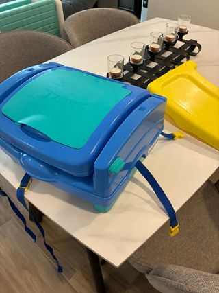 Trona portátil para silla azul y amarilla