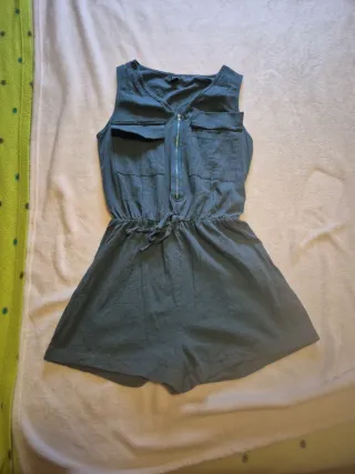 Mono corto verde militar mujer