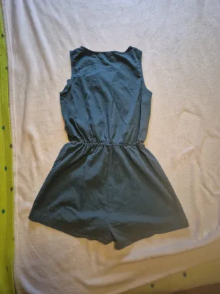 Mono corto verde militar mujer