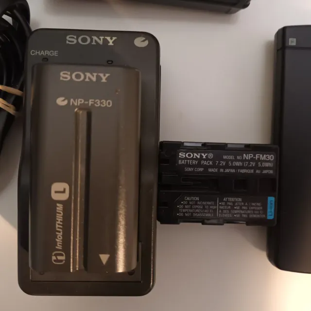 Cargador Sony AC-L15B y accesorios