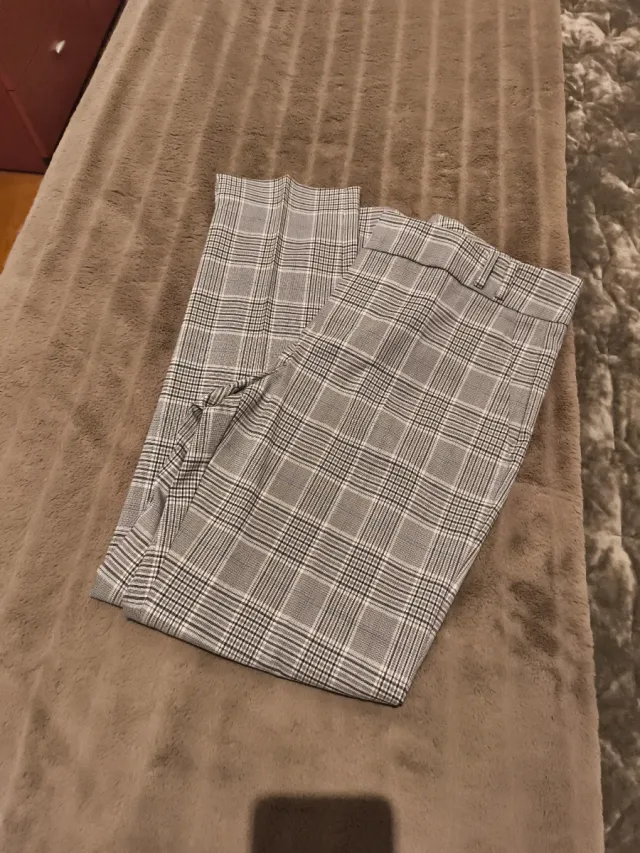 Pantalón de cuadros gris y blanco y azul.