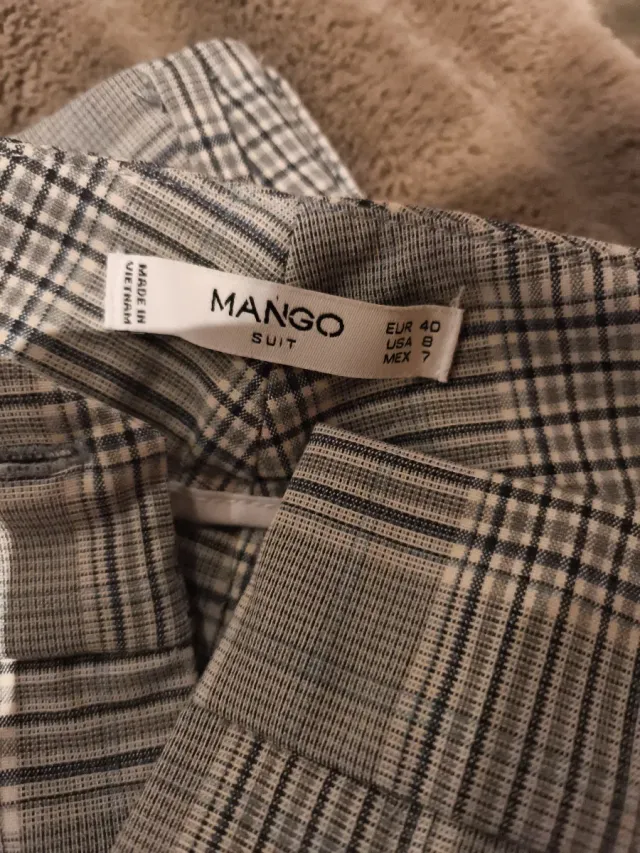 Pantalón de cuadros gris y blanco y azul.