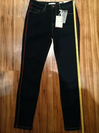 Pantalón vaquero Tommy Hilfiger.