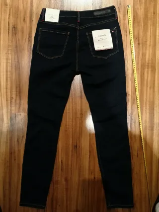 Pantalón vaquero Tommy Hilfiger.