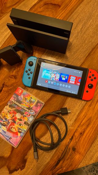 Nintendo Switch + Mario Kart 8 Deluxe
