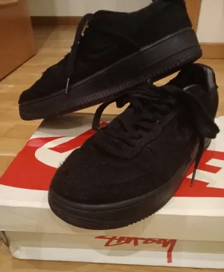 Nike Air Force 1 Stussy Black, en muy buen estado.