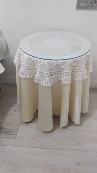 2 comodini rotondi in cristallo e tessuti