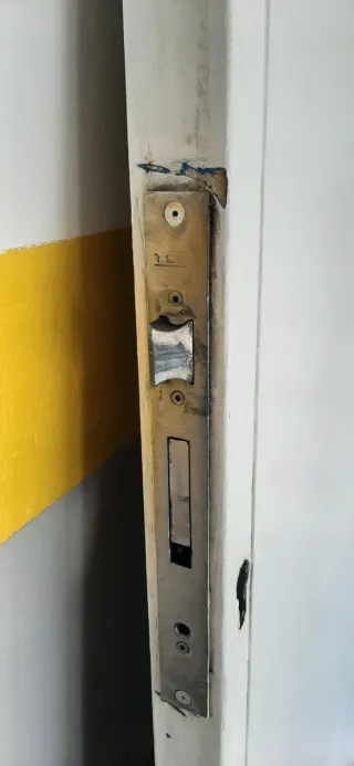 Puerta exterior de hierro