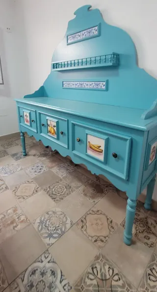 Aparador vintage azul con cerámica