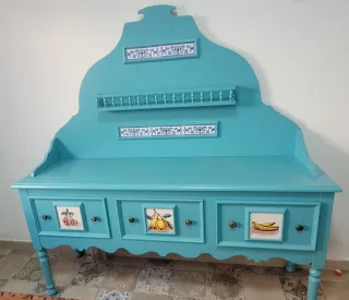 Aparador vintage azul con cerámica