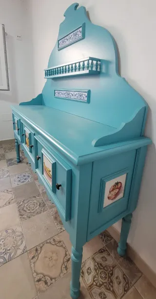 Aparador vintage azul con cerámica