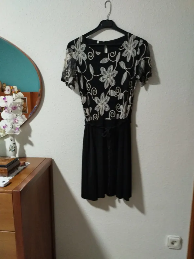 Vestido negro con flores blancas