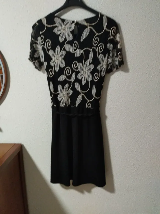 Vestido negro con flores blancas