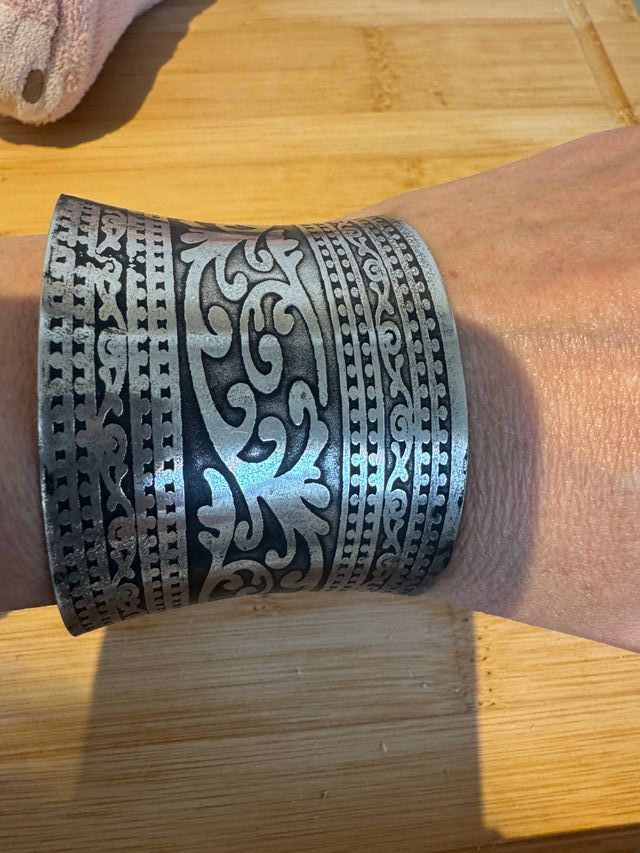 Pulsera ancha de hierro estilo étnico