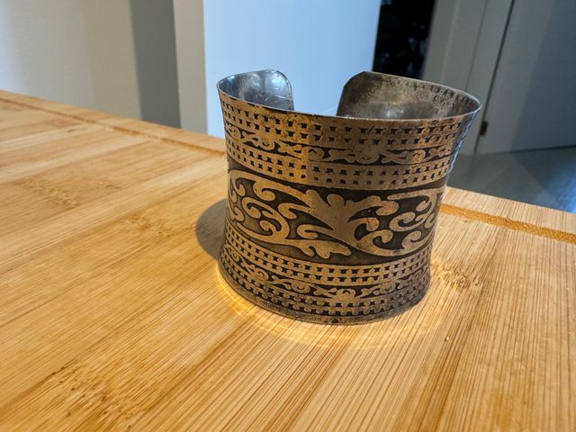 Pulsera ancha de hierro estilo étnico