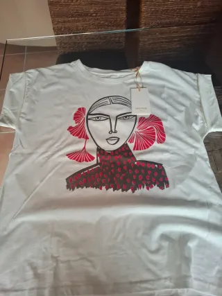 Camiseta FIRSTAGE con estampado de mujer