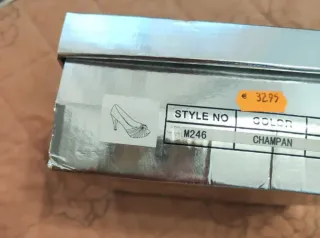 Zapatos de tacón dorados