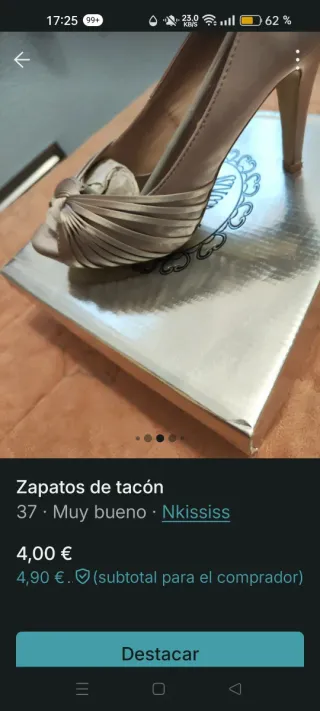 Zapatos de tacón dorados