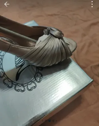 Zapatos de tacón dorados